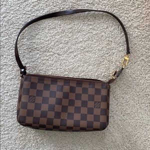 Excellent condition Louis Vuitton bag!